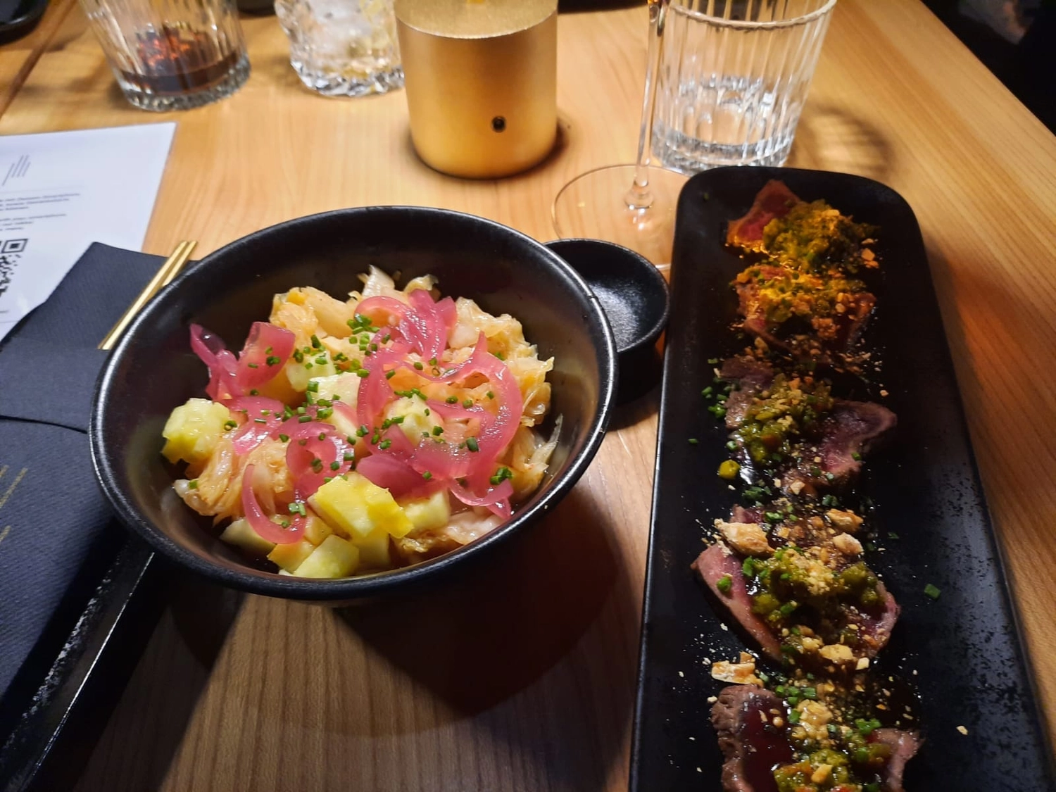 Mbaye Jeng – Companionship Service - Gericht: Das Bild zeigt ein in Scheiben geschnittenes Tomahawk-Steak, erkennbar an seinem charakteristischen langen Knochen.