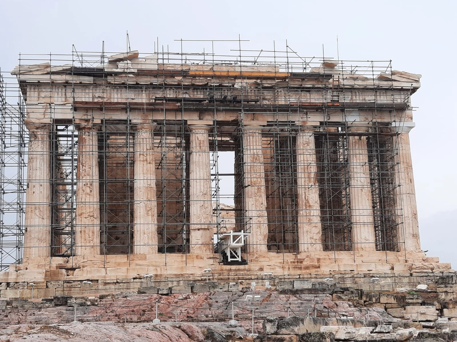 Mbaye Jeng – Companionship Service -Dies ist der Parthenon in Athen, Griechenland, mit der Westfassade.