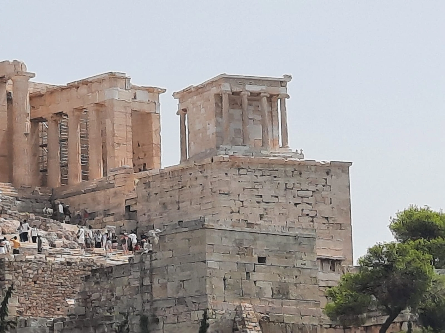 baye Jeng – Companionship Service - Dieses Bild zeigt den Tempel der Athena Nike auf der Akropolis in Athen, Griechenland.