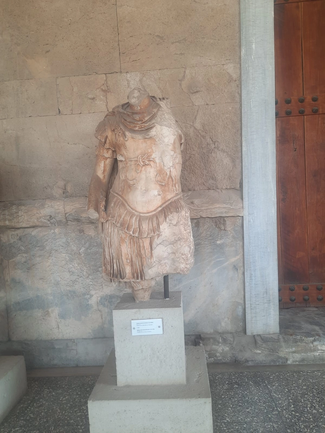 Mbaye Jeng – Companionship Service - Dies ist eine Statue, die die Personifikation der Ilias darstellt.
