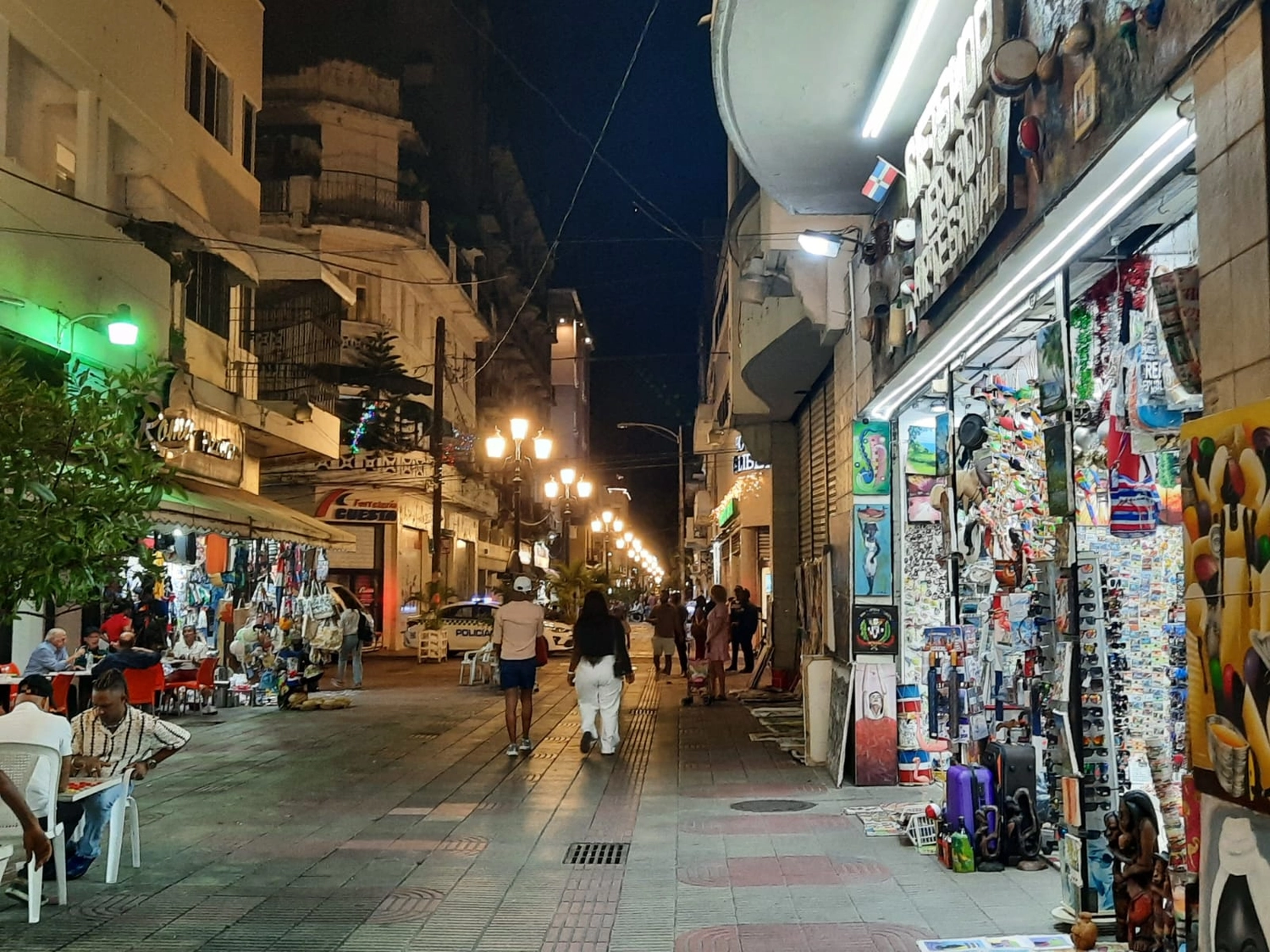 Mbaye Jeng – Companionship Service - Dieses Bild zeigt eine geschäftige Abendszene in der Calle El Conde in der Zona Colonial von Santo Domingo, Dominikanische Republik