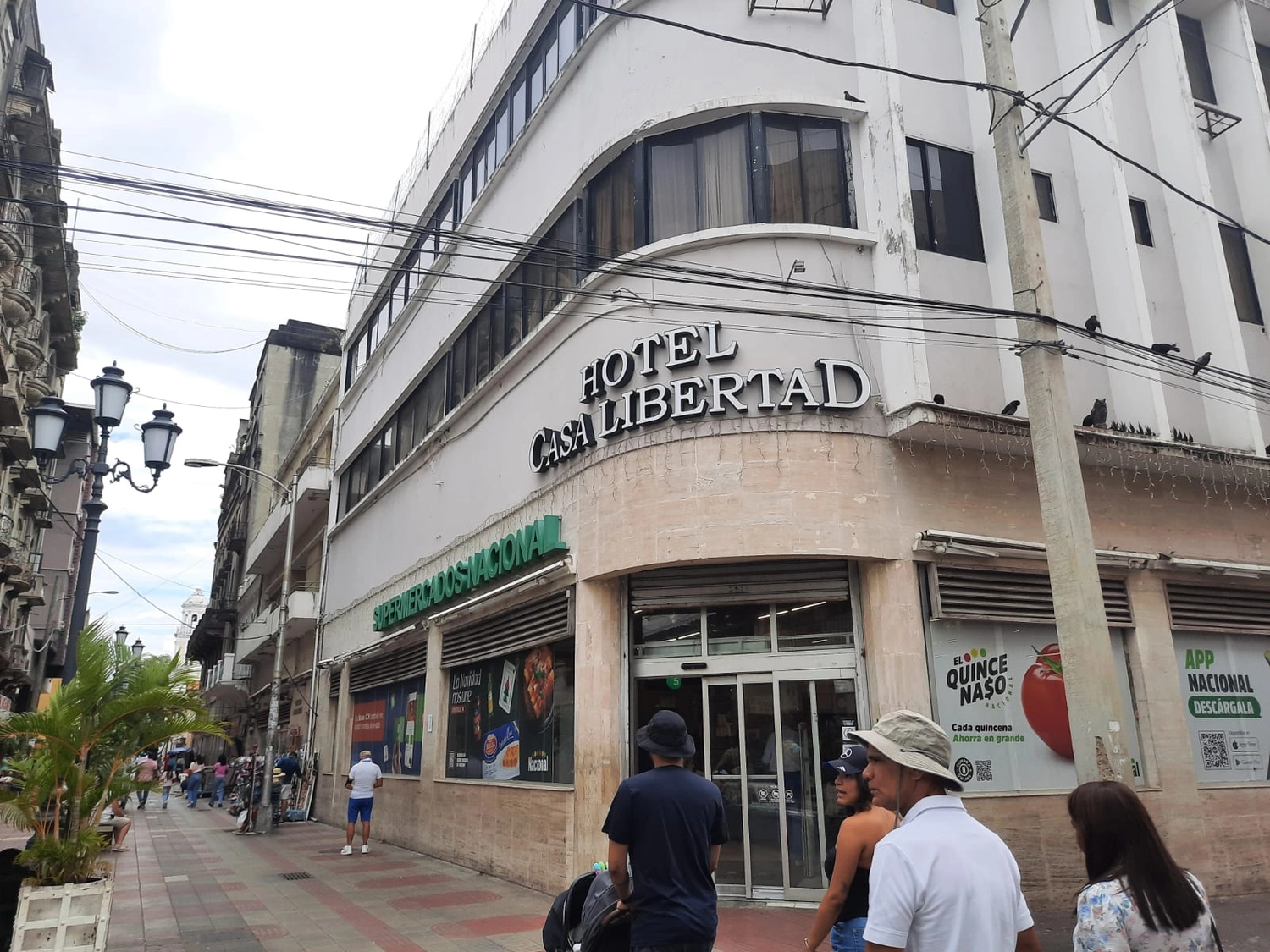 Mbaye Jeng – Companionship Service -Das Bild zeigt das Hotel Casa Libertad, heute bekannt als Hotel Libertad, an der historischen Hauptstraße in der Calle El Conde in Santo Domingo, Dominikanische Republik.