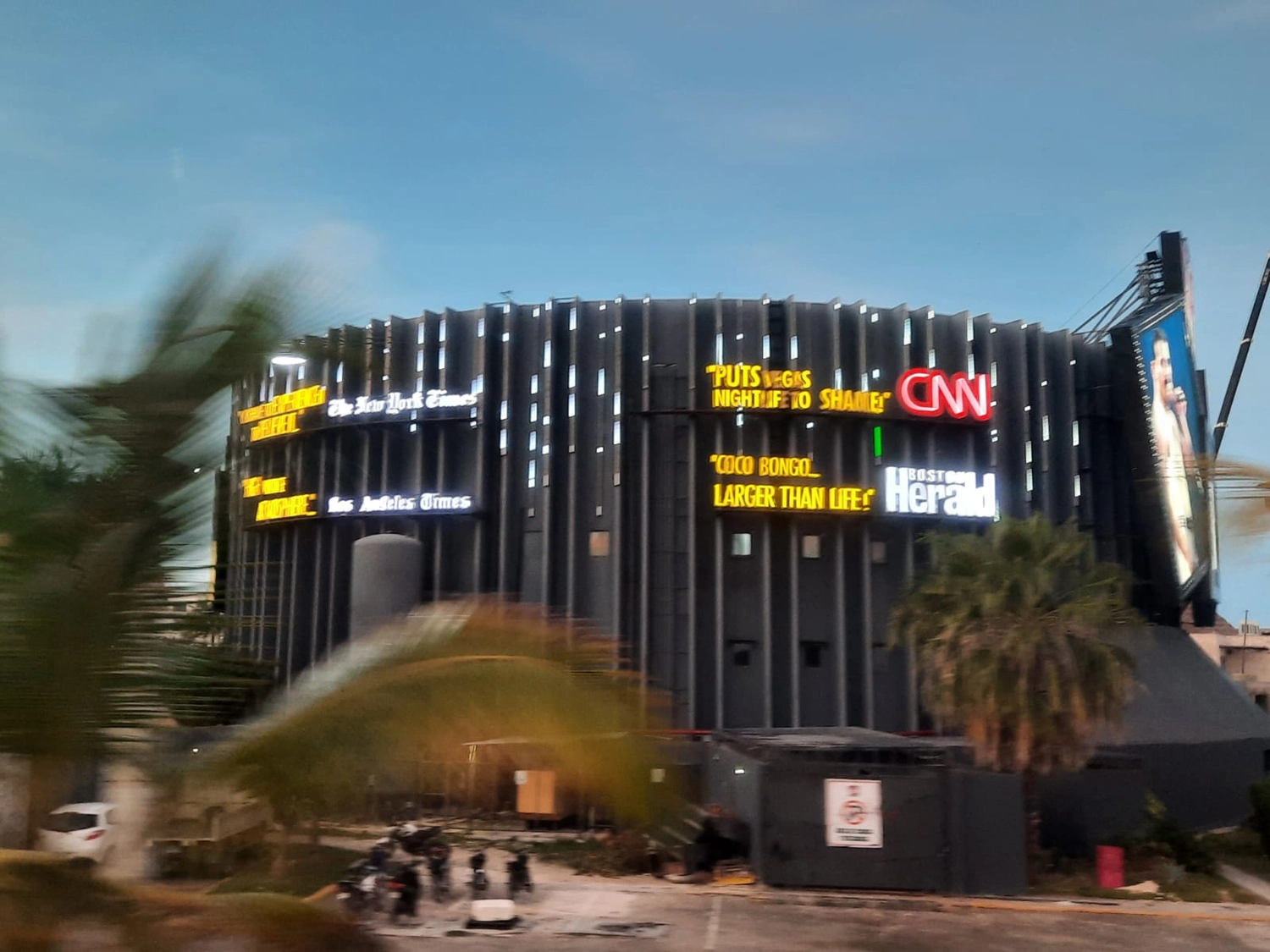 Mbaye Jeng – Companionship Service - Dieses Gebäude ist der Nachtclub Coco Bongo in Punta Cana, Dominikanische Republik.